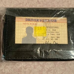 NWT Men’s Black Lambskin Leather Fan Card case with two zippers